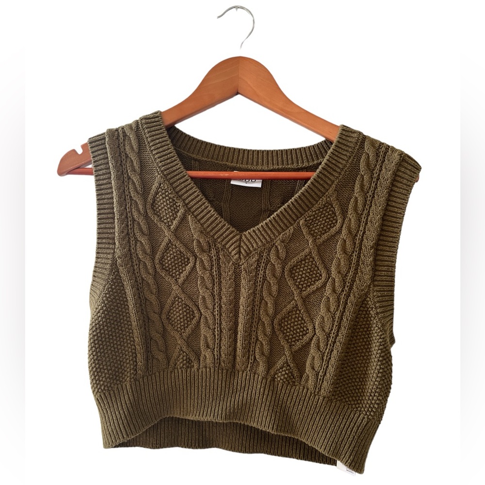Cropped green knit vest